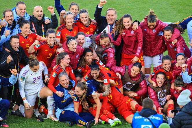 Las jugadoras de España celebran su victoria sobre Holanda en los cuartos de final de la Copa Mundial Femenina en Wellington, Nueva Zelanda, el 11 de agosto de 2023. 