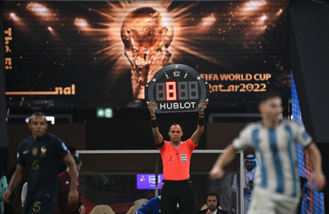 Le quatrième arbitre indique huit minutes de temps additionnel, lors la finale de la Coupe du monde entre l’Argentine et la France, au stade de Lusail (Qatar), le 18 décembre 2022.