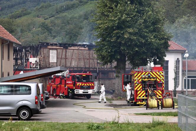 Bomberos en el lugar de un incendio en Wintzenheim, este de Francia, el 9 de agosto de 2023.