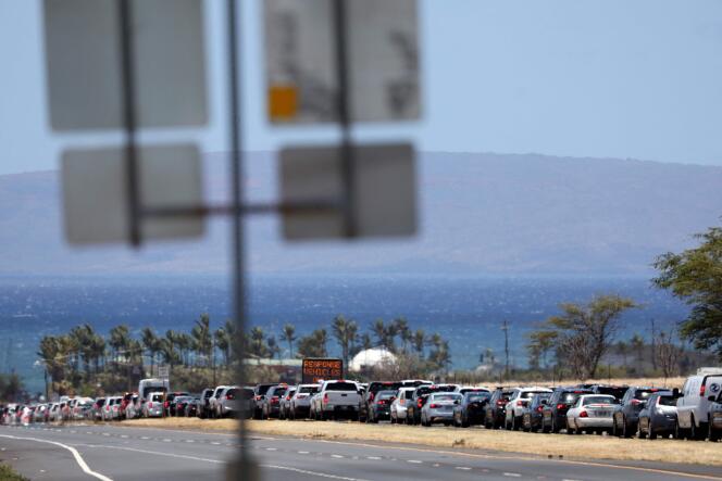 Una fila de autos espera en la autopista mientras los residentes pueden regresar a las áreas afectadas por el reciente incendio, el 11 de agosto de 2023 en Wailuku, Hawái.