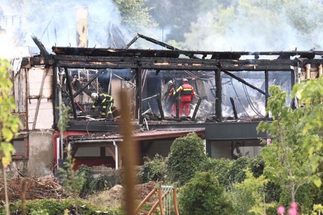 Los bomberos inspeccionan un edificio quemado tras el incendio en una casa de vacaciones para personas discapacitadas en Wintzenheim (Alto Rin), el 9 de agosto de 2023.