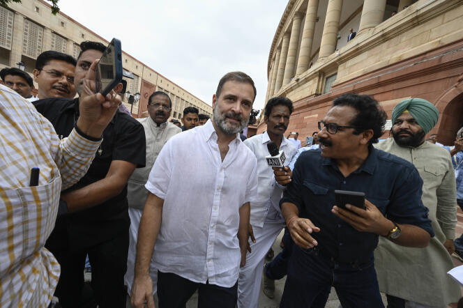 Le chef de l’opposition indienne, Rahul Gandhi, au centre, arrive au Parlement à New Delhi, le 7 août 2023. 