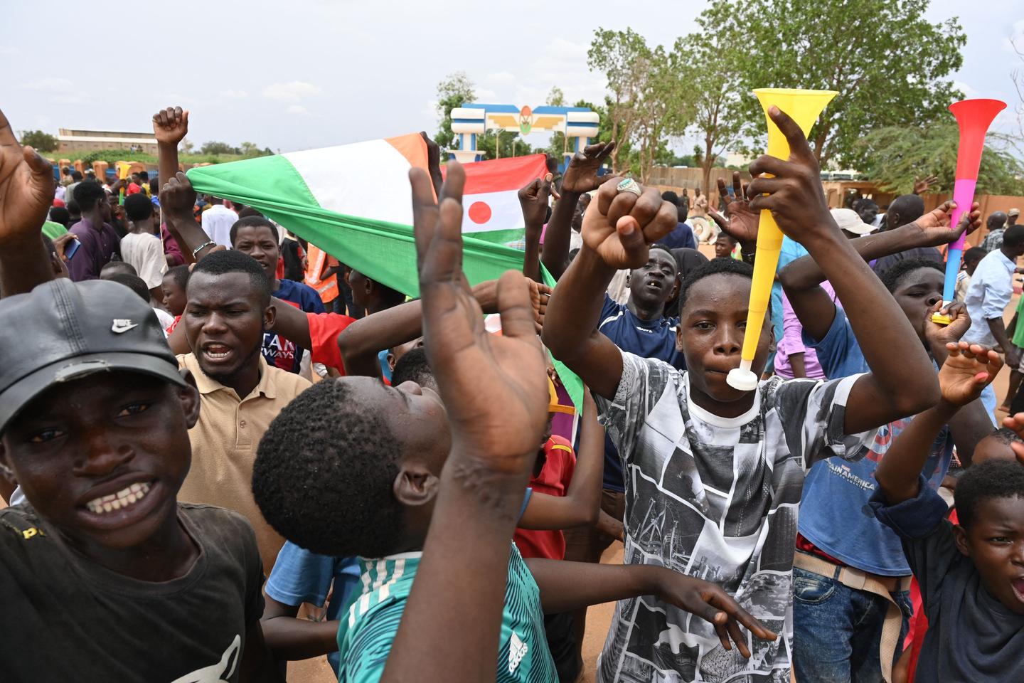 Au Niger, des milliers de partisans du régime militaire rassemblés près de la base française à Niamey