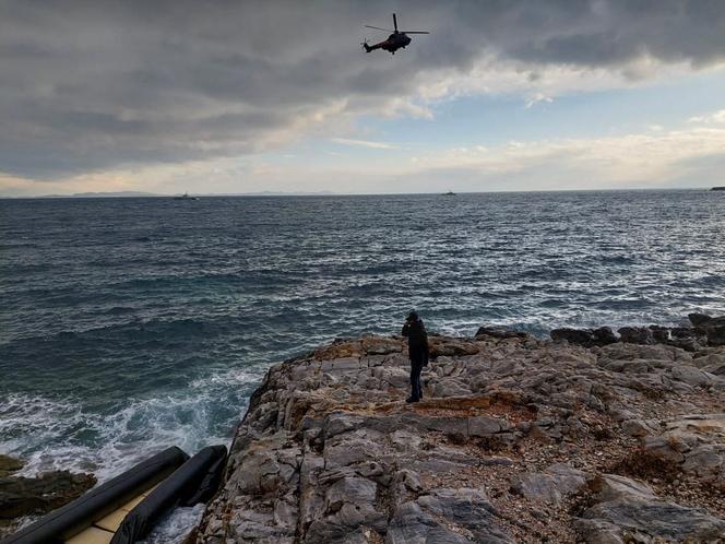Des gardes-côtes grecs effectuant une opération de recherche et de sauvetage au large de l’île de Lesbos (Grèce), en février 2023.