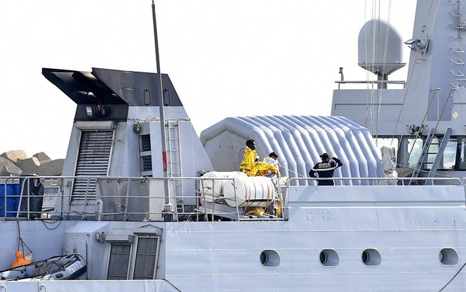 A French rescue boat arrives in Calais after a migrant boat trying to cross the Channel from France capsized, in Calais, France, August 12, 2023. 