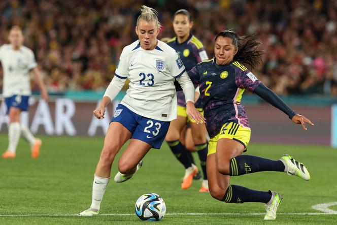 England's Alessia Russo and Colombia's Manuela Vanegas compete for the ball at Stadium Australia in Sydney on August 12, 2023.