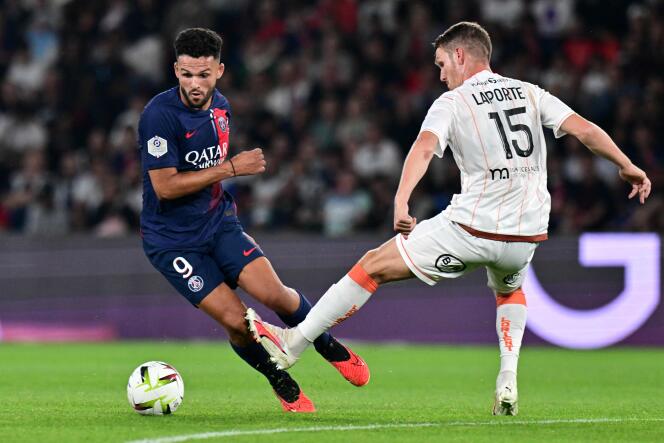 Lorient's French defender #15 Julien Laporte fights for the ball with Paris Saint-Germain's Portuguese forward #09 Goncalo Ramos during the French L1 football match between Paris Saint-Germain (PSG) and Lorient at the Parc des Princes Stadium in Paris on August 12, 2023.