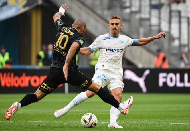 Reims' French midfielder #10 Teddy Teuma (L) and Marseille's French midfielder #27 Jordan Veretout fight for the ball during the French L1 football match between Marseille (Olympique de Marseille) and Reims at the Orange Velodrome stadium in Marseille, southern France, on August 12, 2023.