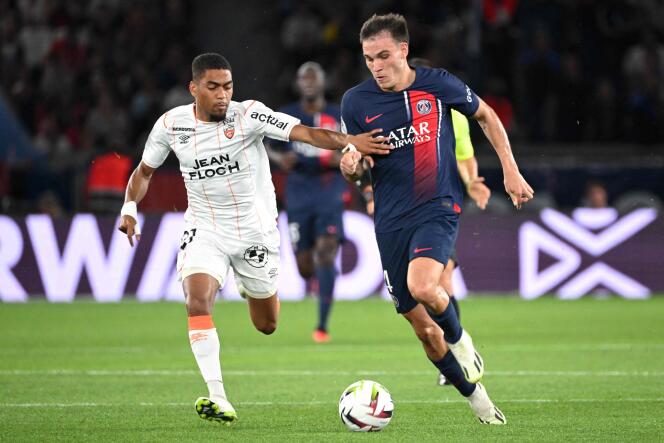 Lorient's French midfielder #21 Julien Ponceau (L) fights for the ball with Paris Saint-Germain's Uruguayan midfielder #04 Manuel Ugarte during the French L1 football match between Paris Saint-Germain (PSG) and Lorient at the Parc des Princes Stadium in Paris on August 12, 2023.