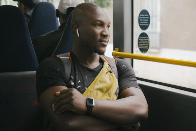 Dean, 35 anni, lavora nel settore delle costruzioni e si ferma a Le Bourget per lavorare in un cantiere.  Prendi uno degli autobus costruiti da SNCF in funzione sulla linea B per viaggiare tra Saint-Denis e Aulnay-sous-Bois. 