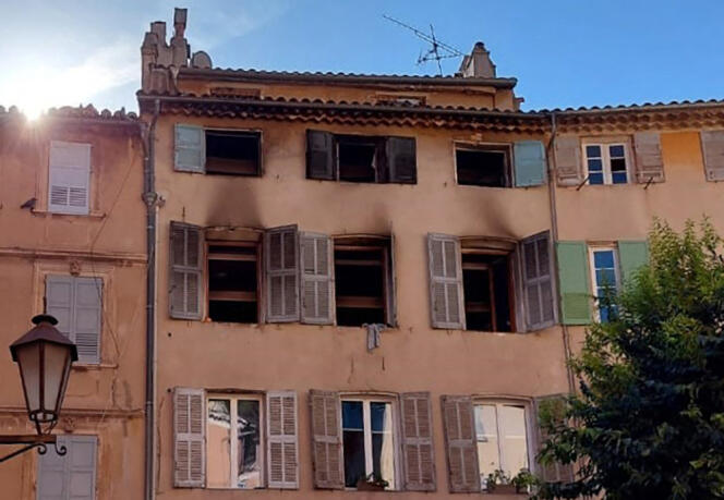 Esta fotografía muestra la fachada quemada de un edificio de cinco plantas en el centro histórico de Grasse, el 13 de agosto de 2023. 