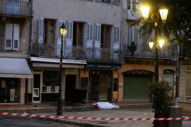 Devant l’immeuble qui a pris feu cette nuit, place aux Aires, à Grasse (Alpes-Maritimes), le 13 août 2023.