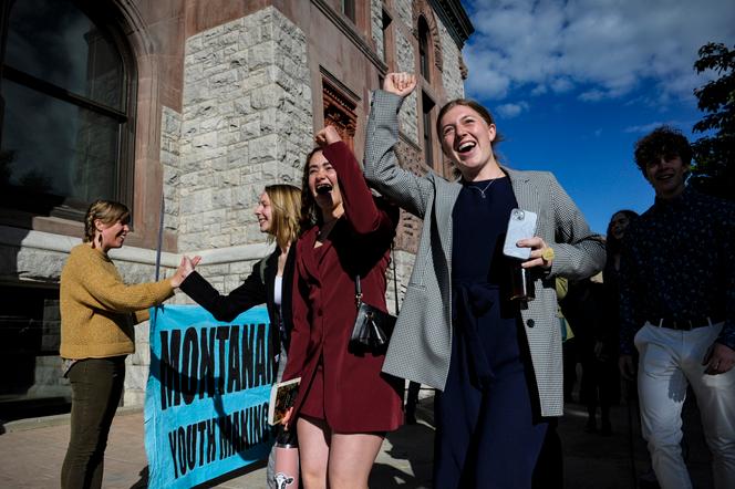 Los jóvenes demandantes en el juicio por el cambio climático llegan al juzgado del condado de Lewis y Clark en Helena, Montana, el 20 de junio de 2023.