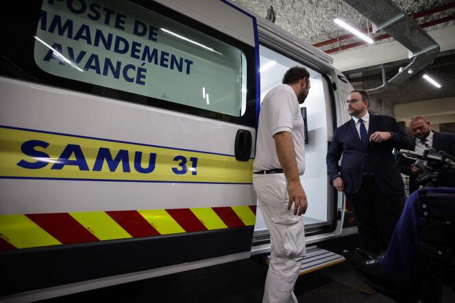 El Ministro de Salud, Aurélien Rousseau, visita el centro de recepción y regulación de llamadas del SAMU en Toulouse, el 14 de agosto de 2023.
