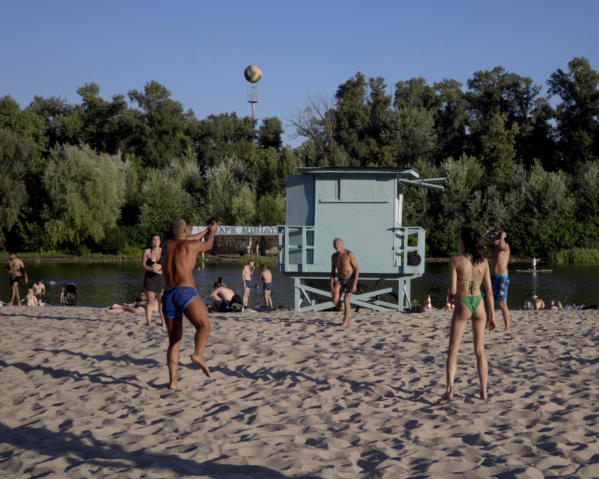 Des Ukrainiens jouent au volley-ball sur l’île d’Hydropark, entourée par le fleuve Dniepr, à Kiev (Ukraine), le 13 août 2023.