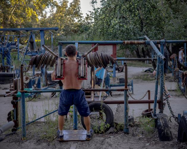 Salle de musculation en pleine air sur l’île d’Hydropark, à Kiev, le 13 août 2023.