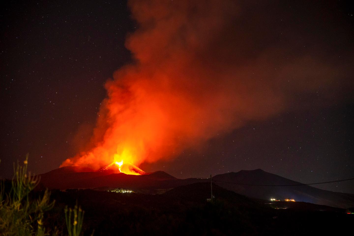 Sicile l’Etna entre en éruption, l’aéroport de Catane fermé pour la