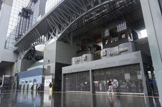 Het centraal station van Kyoto in het stadscentrum is op 15 augustus 2023 gedeeltelijk gesloten.