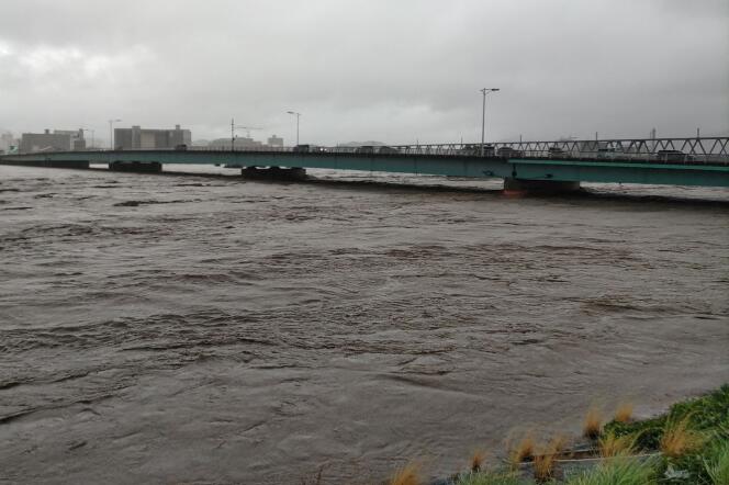 De Sendai-rivier, die is opgezwollen door hevige regenval, in Tottori City, Tottori Prefecture, op 15 augustus 2023.