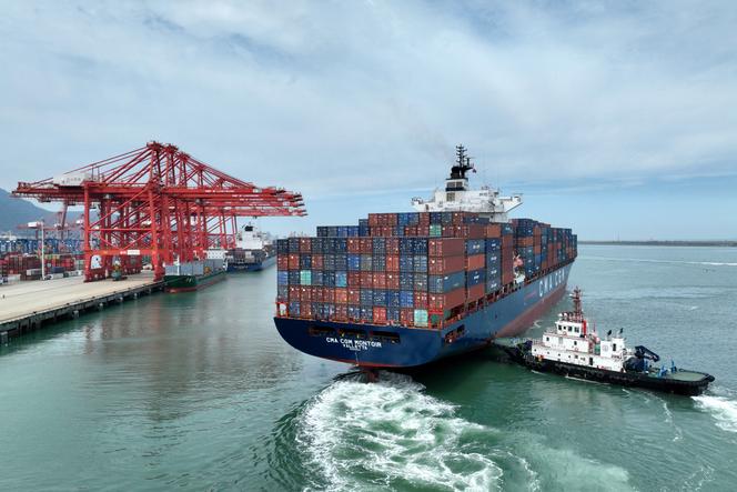 Un navire porte-containers quitte le port de Lianyungang, en Chine, le 16 juillet 2023.
