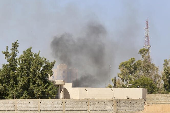 Se ve humo en un barrio de Trípoli durante los combates en Libia, el martes 15 de agosto de 2023.