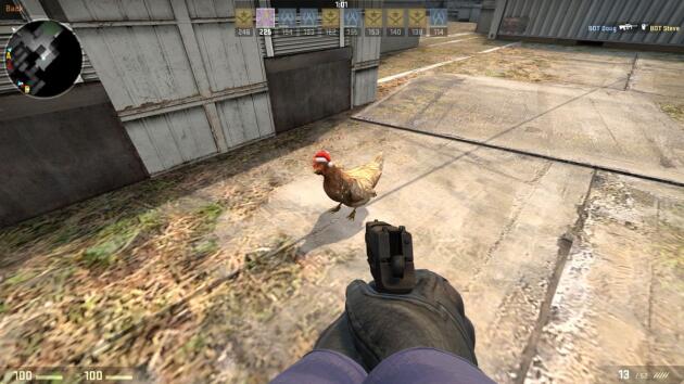 Dans « Counter-Strike : Global Offensive », les poulets sortent leurs tenues festives pour Noël.