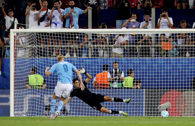 Le buteur norvégien de Manchester City a réussi son tir au but en Supercoupe d’Europe face à Séville, le 16 août 2023, à Athènes.