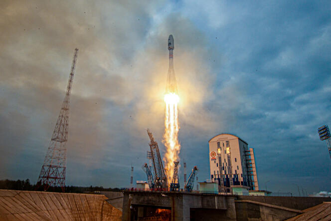 Sur cette photo prise et diffusée par l’agence spatiale russe Roscosmos le 11 août 2023, une fusée Soyouz transportant l’atterrisseur Luna-25 décolle du pas de tir du cosmodrome Vostotchny.