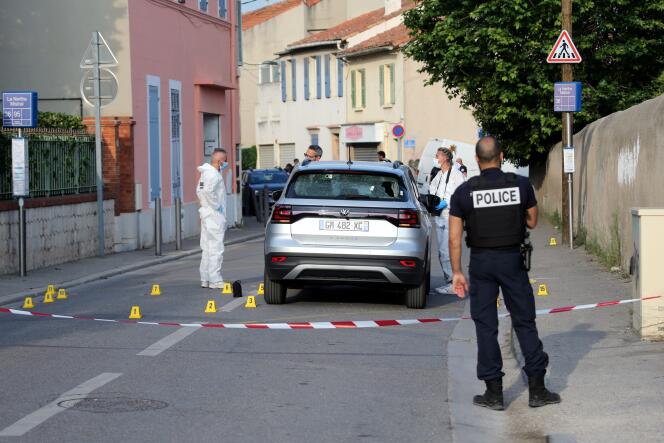 Une voiture criblée de balles, dans le quartier de l’Estaque, à Marseille, le 2 juin 2023.