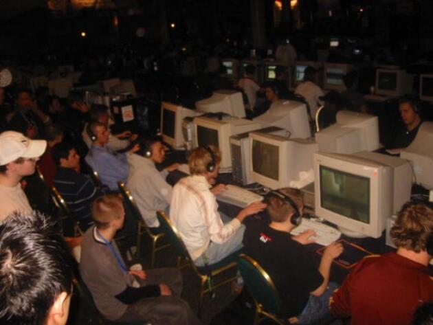Le tournoi de « Counter-Strike » de Dallas, le 8 décembre 2001. Le montant total des prix était de 150 000 dollars.