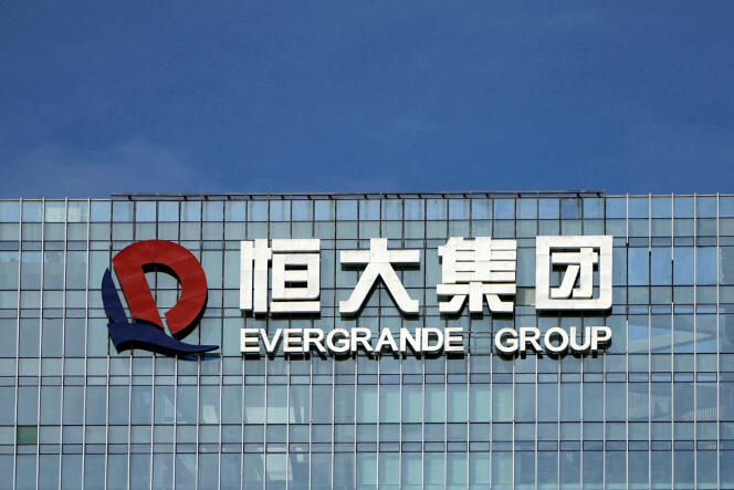 Un edificio con il logo Evergrande a Shenzhen, Cina, 26 settembre 2021.