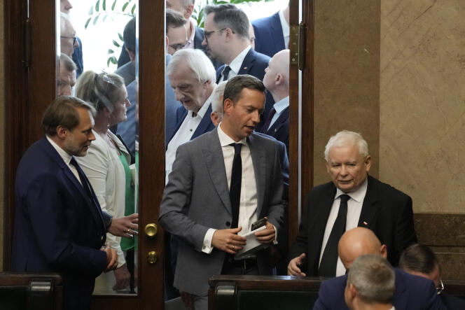 Le leader du parti au pouvoir en Pologne, Jaroslaw Kaczynski, lors du vote du Parlement confirmant qu’un référendum controversé sur l’immigration, planifié par le gouvernement, se tiendra en même temps que des élections législatives-clés, le 15 octobre, à Varsovie, jeudi 17 août 2023.