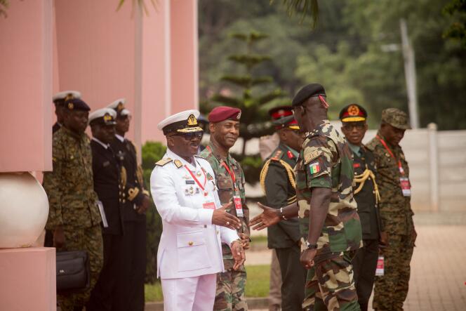 El vicealmirante jefe de Defensa de Ghana, Seth Amoama, da la bienvenida al jefe de Defensa de Senegal, Mbaye Cissé, durante la reunión extraordinaria de la CEDEAO en Accra, Ghana, el 17 de agosto de 2023.