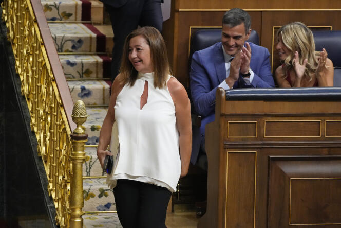 La recién electa presidenta del Parlamento, Francina Armengol, es aplaudida por el primer ministro interino Pedro Sánchez y la segunda viceprimera ministra Yolanda Díaz durante una sesión de votación en el Parlamento español en Madrid, el jueves 17 de agosto de 2023.