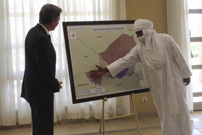 Un fonctionnaire nigérien avec le  secrétaire d’Etat américain, Antony Blinken, à l’ambassade américaine de Niamey, le 16 mars 2023. 