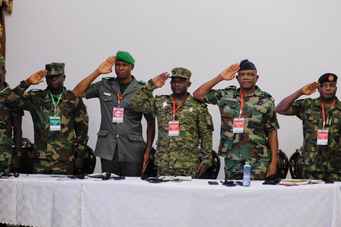 Militair personeel staat aandachtig terwijl het ECOWAS-volkslied wordt gespeeld tijdens een bijeenkomst in Accra, Ghana, op 17 augustus 2023. 