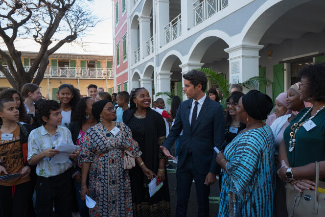 Gabriel Attal, ministre de l’éducation nationale, s’entretient avec des professeurs, des parents d’élèves et des élèves, lors de la rentrée des classe du collège Bourbon, à Saint-Denis, à La Réunion, le 17 août 2023.