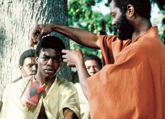 LeVar Burton (à gauche), qui incarne Kunta Kinte, le jeune Mandingue déporté de Gambie, et Thalmus Rasulala dans la série « Racines » (1977). 