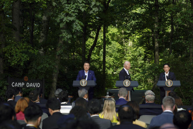   Joe Biden (centro) con el presidente de Corea del Sur, Yoon Seok-youl, a la izquierda, y el primer ministro japonés, Fumio Kishida, en Camp David (Estados Unidos), el 18 de agosto de 2023.