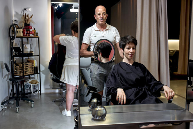 Gli hairstylist indipendenti David Vincent Marotta (davanti) e Charlotte Prochot (dietro lo specchio), in uno spazio 
