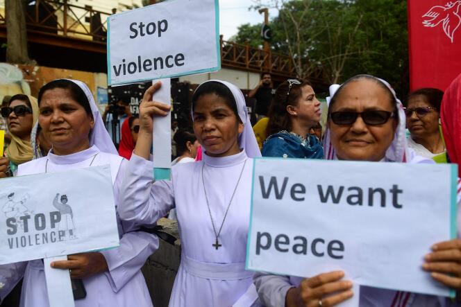 Activistas de la sociedad civil y miembros de la comunidad cristiana se manifiestan para condenar los ataques a iglesias y hogares de cristianos en Pakistán, en Karachi, el 18 de agosto de 2023. 