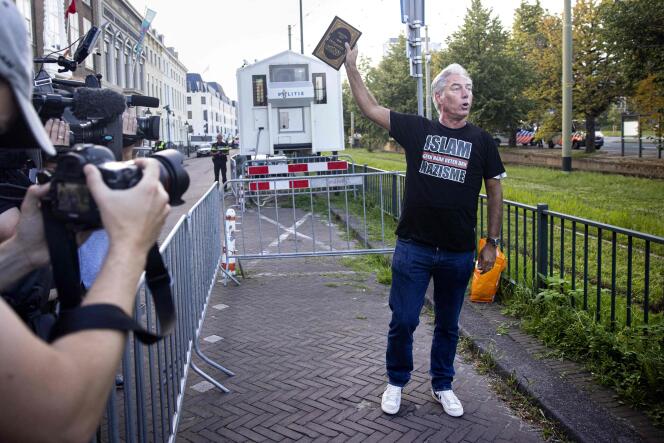 Edwin Wagensveld, jefe de la rama holandesa del movimiento de extrema derecha Pegida, rompió un Corán el 18 de agosto en La Haya, Países Bajos.