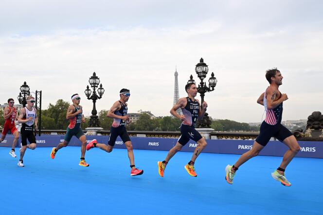 Durante la prueba de triatlón para los Juegos Olímpicos, en el puente Alexandre-III, en París, el 18 de agosto de 2023.