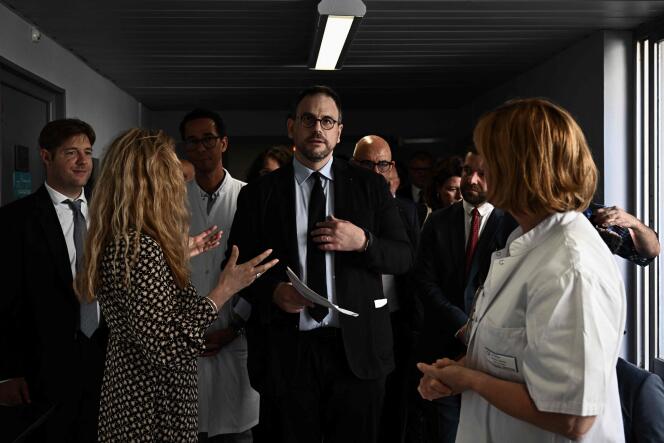 Le ministre de la santé, Aurélien Rousseau, lors d’une visite au service des urgences et de la maternité de l’hôpital Jean-Leclaire de Sarlat (Dordogne), le 31 juillet 2023.