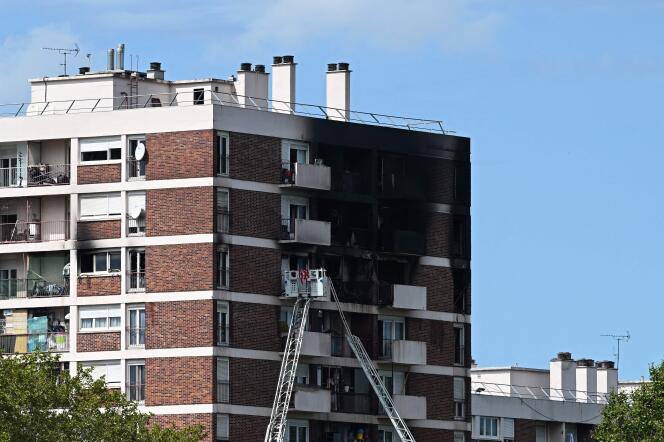 Un incendio devastó parte de un edificio de apartamentos en L'Ile-Saint-Denis (Seine-Saint-Denis), el 19 de agosto de 2023.