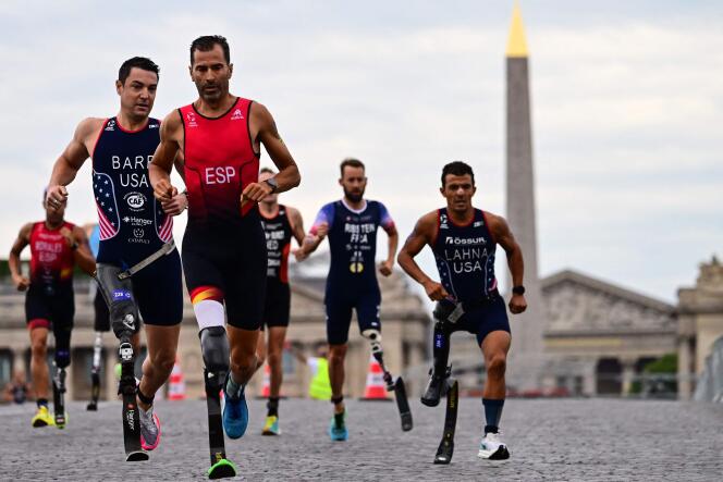 Des athlètes lors du relais mixte du « test event » de paratriathlon sur le site des Jeux de Paris, le 19 août 2023. 