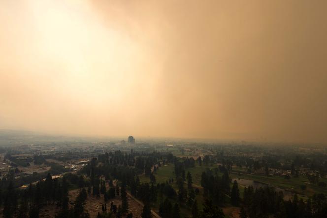 Un nuage de fumée au-dessus de la ville de Kelowna, un village de Colombie-Britannique, au Canada, le 18 août 2023.