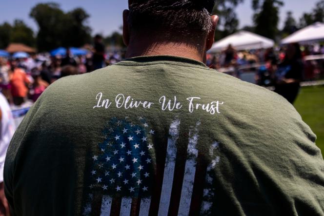 Le t-shirt d’un fan clame « In Oliver We Trust », en référence à la devise américaine « In God We Trust », lors d’un concert, à Moyock (Caroline du Nord), le 19 août 2023.