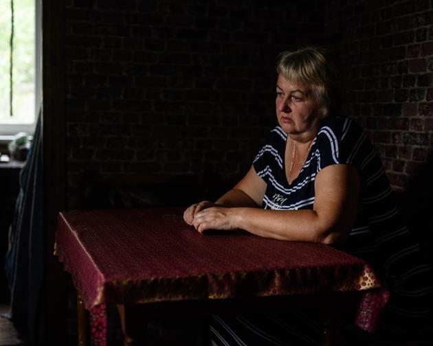 Natalya Ivanivna, professeure de technologie à Marïnka, a dû fuir les bombardements. Elle est aujourd’hui réfugiée à Kourakhove (Ukraine), dans le Donbass, le 6 juillet 2023.
