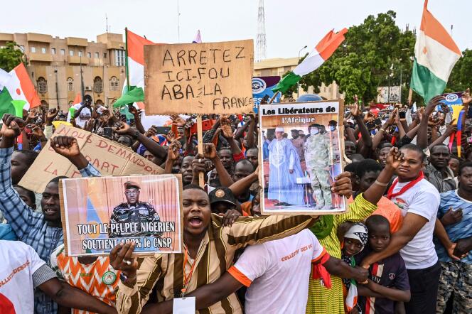 Partidarios del Consejo Nacional para la Salvaguardia de la Patria de Níger durante una manifestación en la Place de la Concertation en Niamey el 20 de agosto de 2023. 